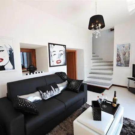 Sleeps 4 Pool Apartment *